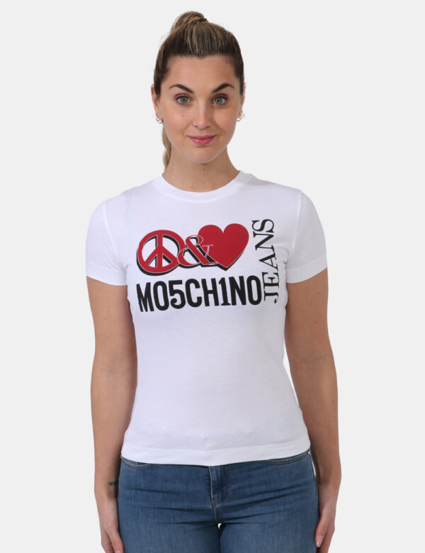 T-shirt Moschino Bianco - T-shirt classica su base bianca con stampa logo brand in nero e rosso. La vestibilità è morbida e