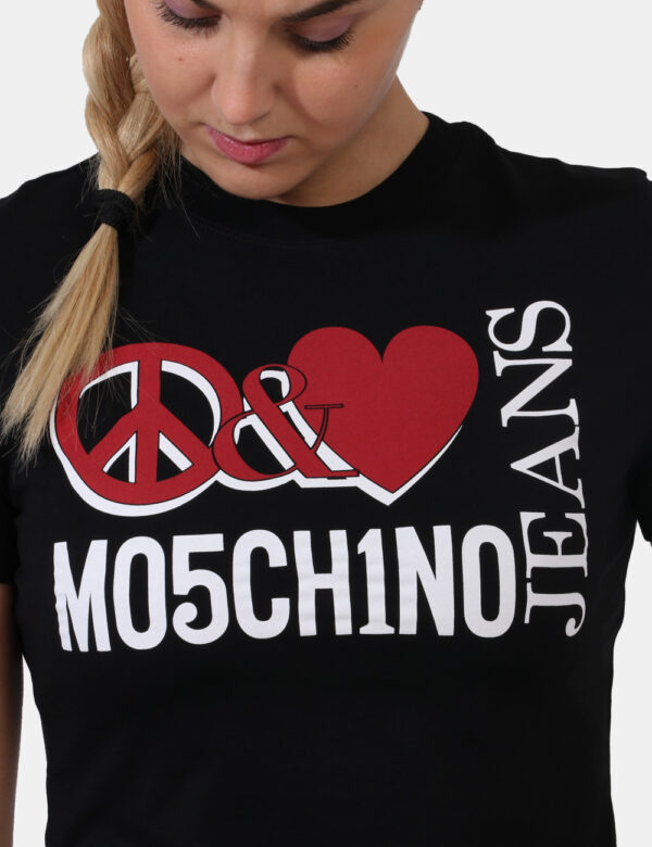 T-shirt Moschino Nero - T-shirt classica su base nera con stampa logo brand in bianco e rosso. La vestibilità è morbida e re