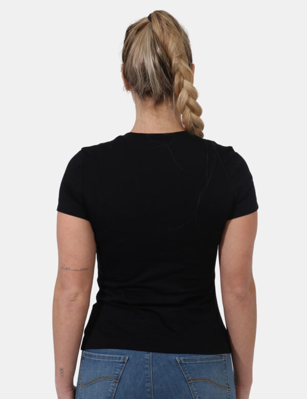 T-shirt Moschino Nero - T-shirt classica su base nera con stampa logo brand in bianco e rosso. La vestibilità è morbida e re