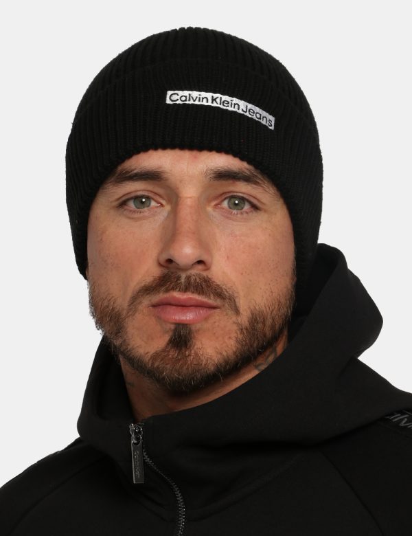 Cappello Calvin Klein nero - COMPOSIZIONE E VESTIBILITÀ:50% cotone 50% acrilicoCONSIGLI DI STILE:Cappello modello berretto i