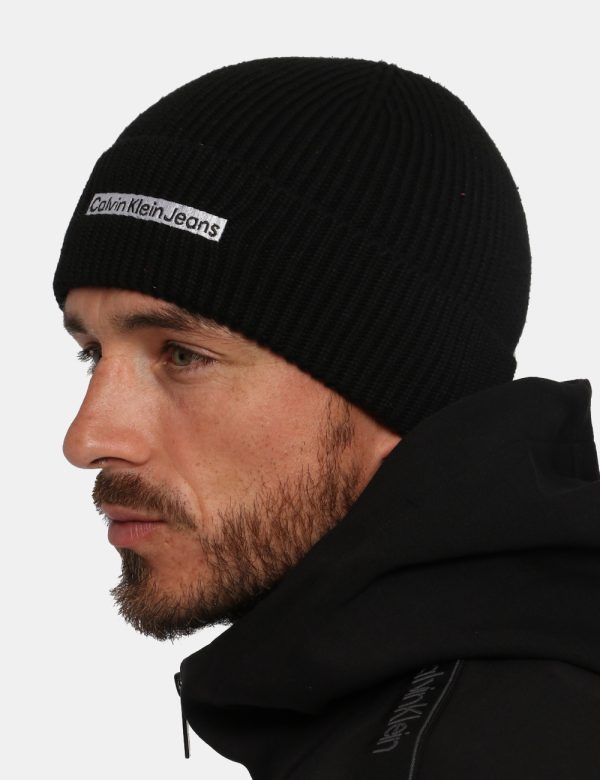 Cappello Calvin Klein nero - COMPOSIZIONE E VESTIBILITÀ:50% cotone 50% acrilicoCONSIGLI DI STILE:Cappello modello berretto i