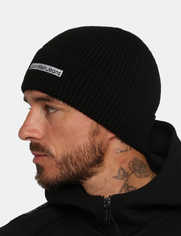 Cappello Calvin Klein nero - COMPOSIZIONE E VESTIBILITÀ:50% cotone 50% acrilicoCONSIGLI DI STILE:Cappello modello berretto i