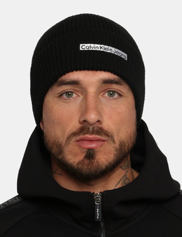Cappello Calvin Klein nero - COMPOSIZIONE E VESTIBILITÀ:50% cotone 50% acrilicoCONSIGLI DI STILE:Cappello modello berretto i