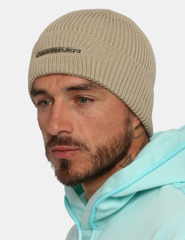 Cappello Calvin Klein beige - COMPOSIZIONE E VESTIBILITÀ:50% cotone 50% acrilicoCONSIGLI DI STILE:Cappello modello berretto