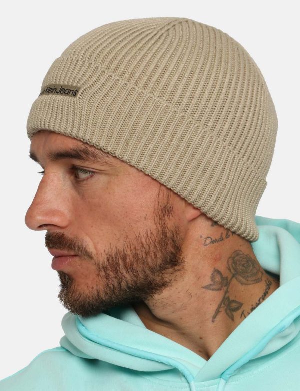 Cappello Calvin Klein beige - COMPOSIZIONE E VESTIBILITÀ:50% cotone 50% acrilicoCONSIGLI DI STILE:Cappello modello berretto