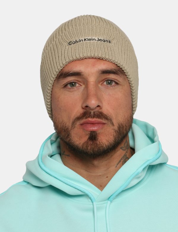 Cappello Calvin Klein beige - COMPOSIZIONE E VESTIBILITÀ:50% cotone 50% acrilicoCONSIGLI DI STILE:Cappello modello berretto