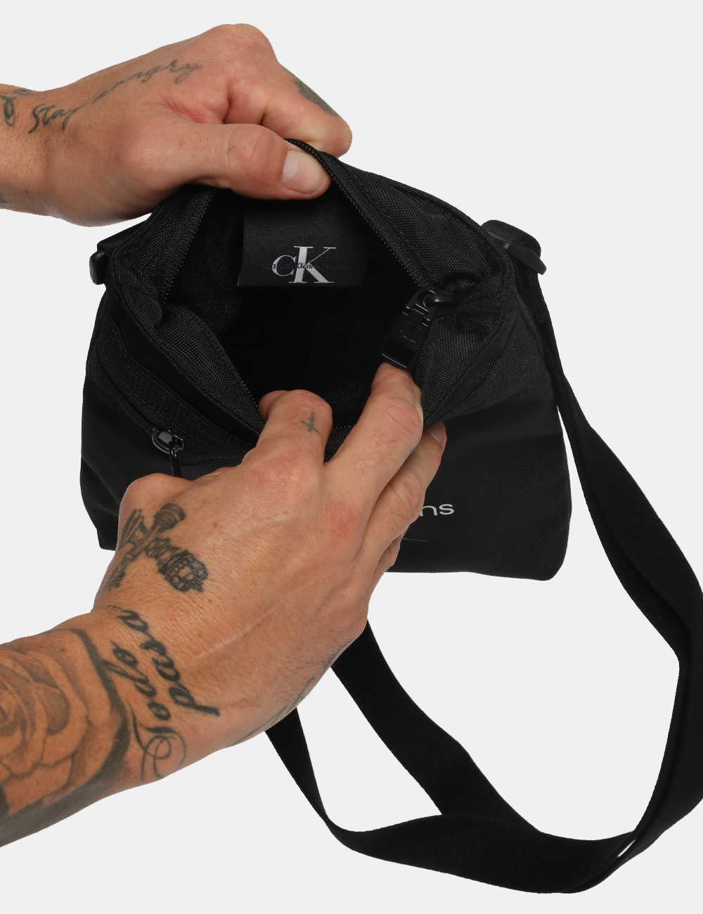 K50K511097-ot_BDS_AI23_2 Borsa Calvin Klein borsello nero - COMPOSIZIONE E VESTIBILITÀ:100% poliestere rigeneratoCONSIGLI DI STILE:Borsello in total