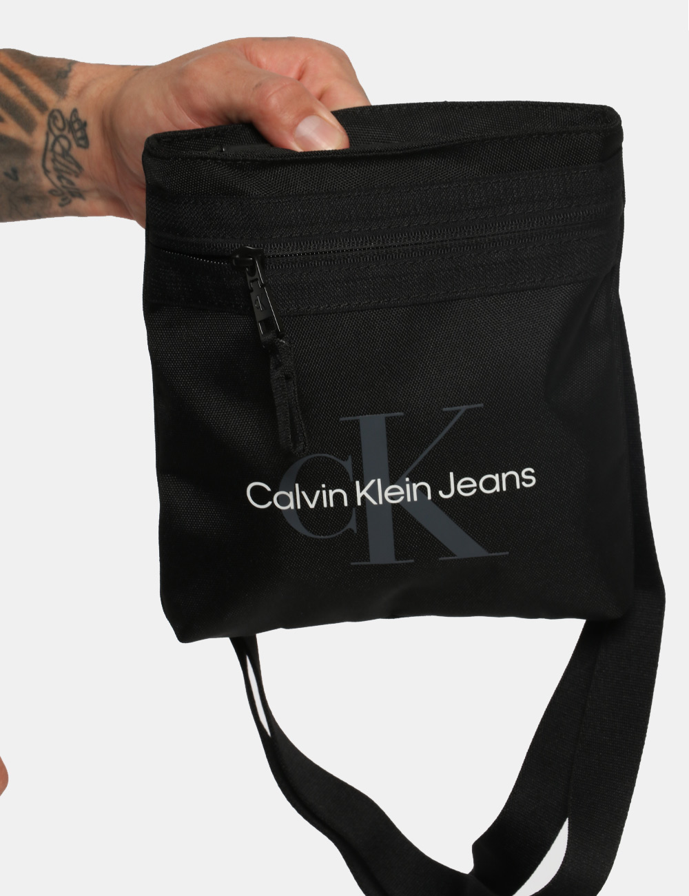 K50K511097-ot_BDS_AI23_3 Borsa Calvin Klein borsello nero - COMPOSIZIONE E VESTIBILITÀ:100% poliestere rigeneratoCONSIGLI DI STILE:Borsello in total