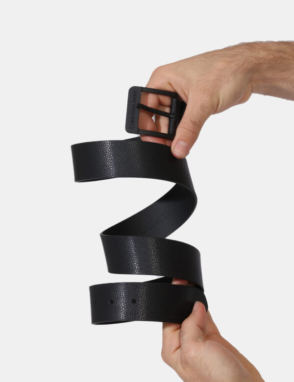 Cintura Calvin Klein Nero - Cintura in pelle parzialmente riciclata ed in total nero. Presente fibbia in metallo con logo b