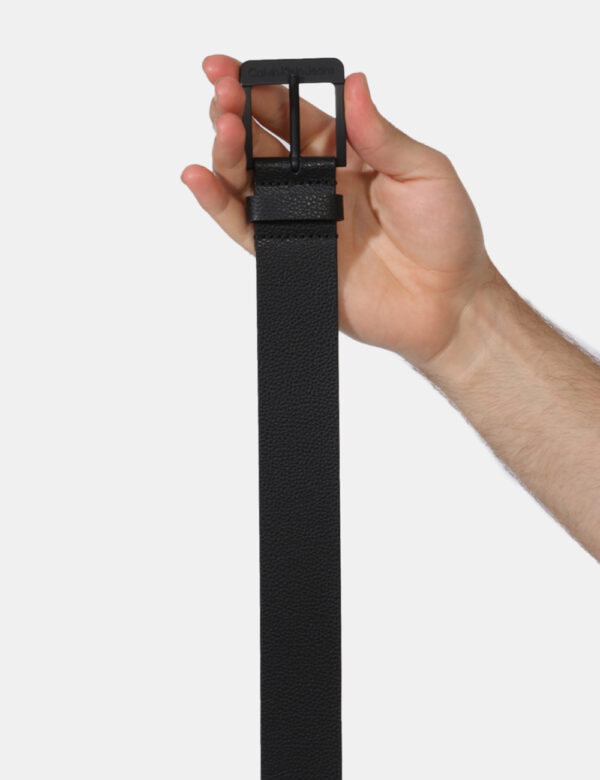 Cintura Calvin Klein Nero - Cintura in pelle parzialmente riciclata ed in total nero. Presente fibbia in metallo con logo b
