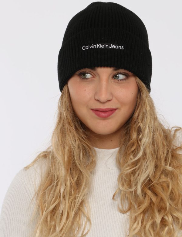 Cappello Calvin Klein nero - COMPOSIZIONE E VESTIBILITÀ:50% acrilico 50% cotoneCONSIGLI DI STILE:Cappello modello berretto i