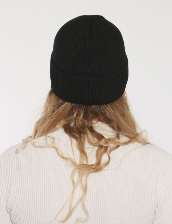 Cappello Calvin Klein nero - COMPOSIZIONE E VESTIBILITÀ:50% acrilico 50% cotoneCONSIGLI DI STILE:Cappello modello berretto i