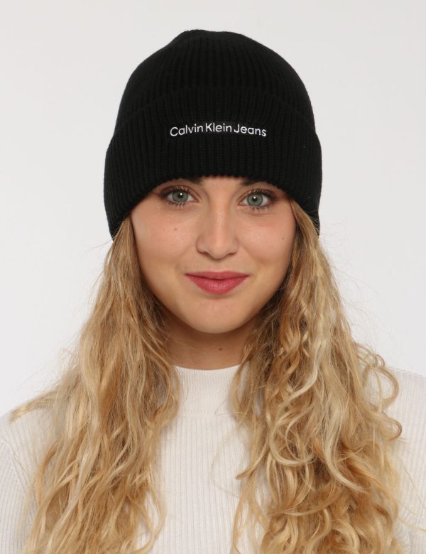 Cappello Calvin Klein nero - COMPOSIZIONE E VESTIBILITÀ:50% acrilico 50% cotoneCONSIGLI DI STILE:Cappello modello berretto i
