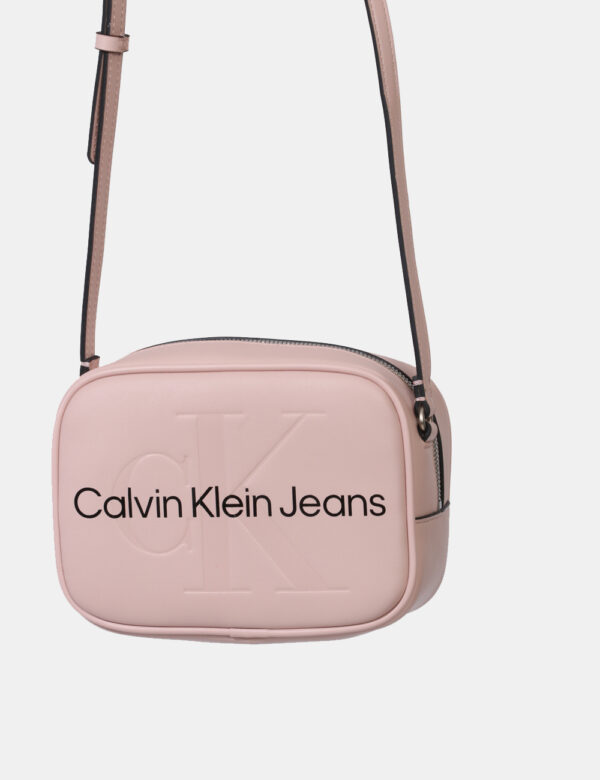 Borsa Calvin Klein Rosa - Borsa a tracolla di piccole dimensioni in total rosa chiaro. La bag si compone di unico scompartim