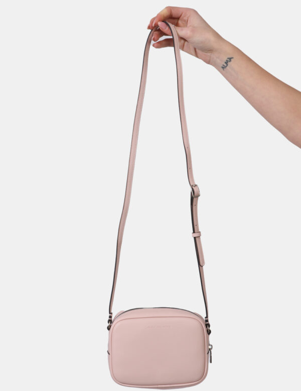 Borsa Calvin Klein Rosa - Borsa a tracolla di piccole dimensioni in total rosa chiaro. La bag si compone di unico scompartim