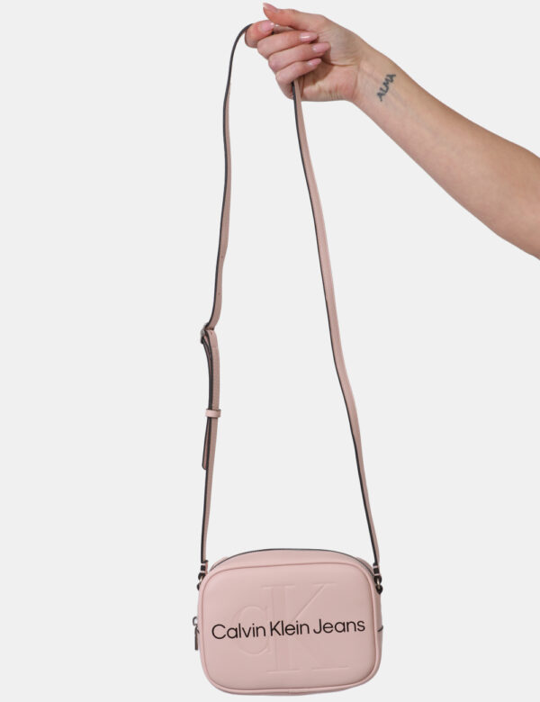 Borsa Calvin Klein Rosa - Borsa a tracolla di piccole dimensioni in total rosa chiaro. La bag si compone di unico scompartim