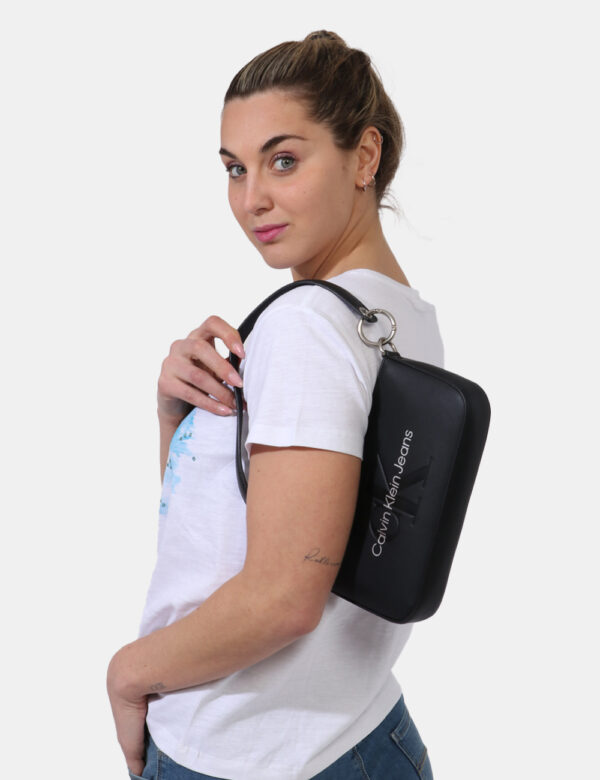 Borse Calvin Klein Nero - Borsa a mano modello pochette in total nero con logo brand bianco. L'interno è composto da unico s