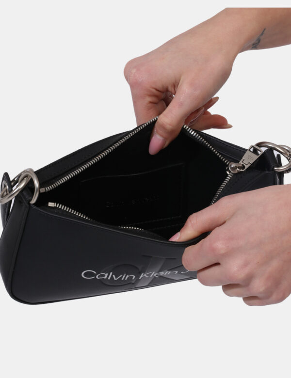 Borse Calvin Klein Nero - Borsa a mano modello pochette in total nero con logo brand bianco. L'interno è composto da unico s