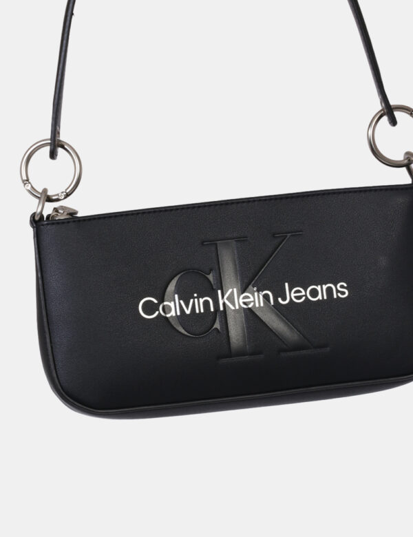 Borse Calvin Klein Nero - Borsa a mano modello pochette in total nero con logo brand bianco. L'interno è composto da unico s