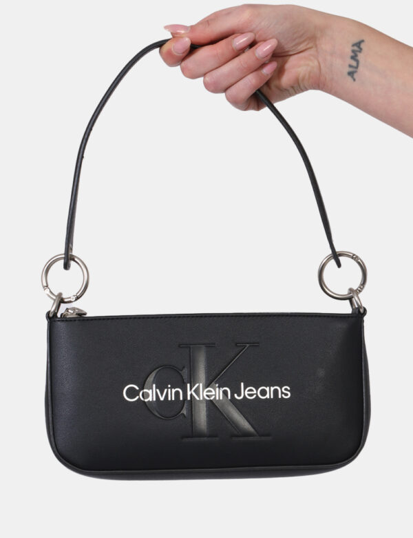 Borse Calvin Klein Nero - Borsa a mano modello pochette in total nero con logo brand bianco. L'interno è composto da unico s