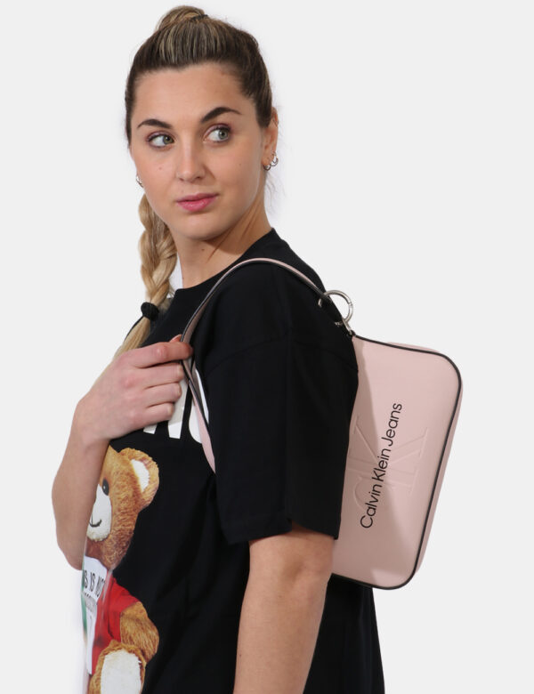 Borse Calvin Klein Rosa - Borsa a mano modello pochette in total rosa chiaro con logo brand nero. L'interno è composto da un