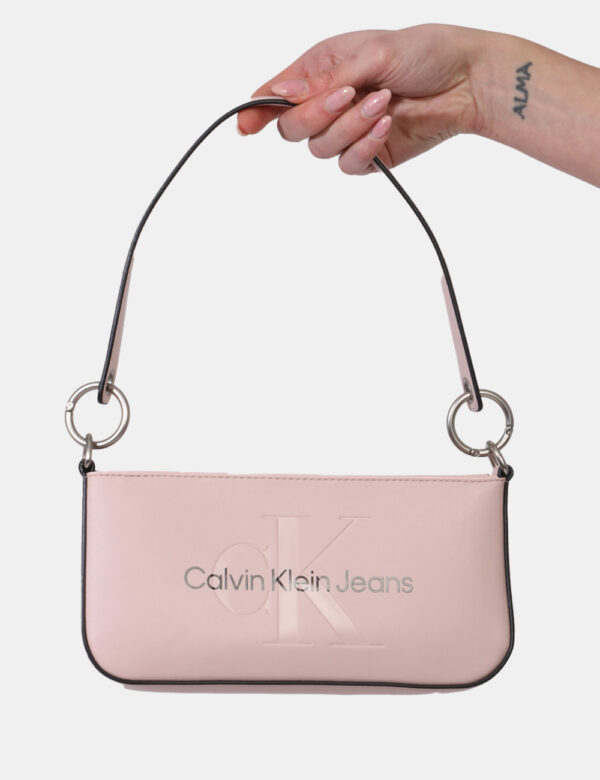 Borse Calvin Klein Rosa - Borsa a mano modello pochette in total rosa chiaro con logo brand nero. L'interno è composto da un