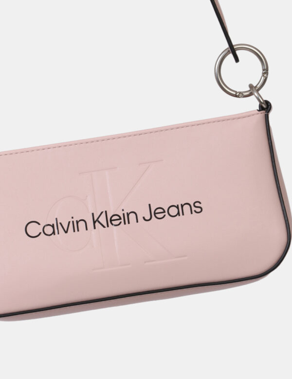 Borse Calvin Klein Rosa - Borsa a mano modello pochette in total rosa chiaro con logo brand nero. L'interno è composto da un