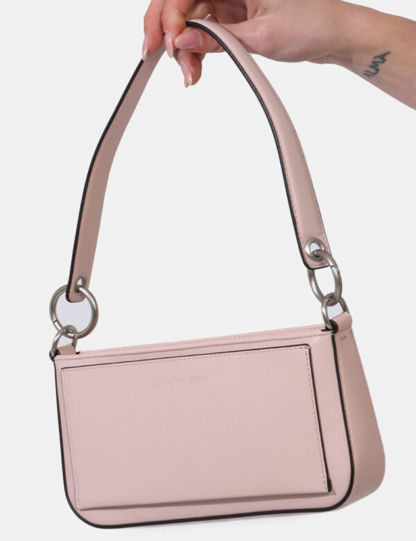 Borse Calvin Klein Rosa - Borsa a mano modello pochette in total rosa chiaro con logo brand nero. L'interno è composto da un