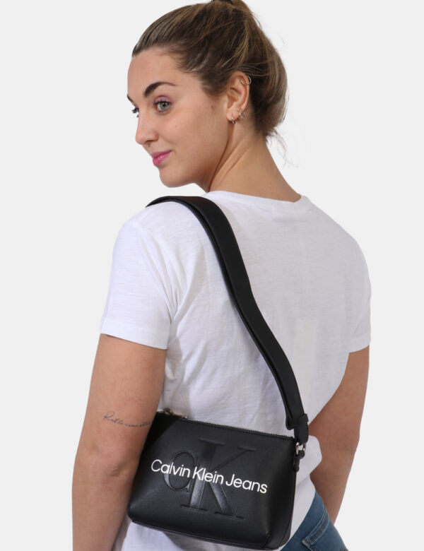 Borsa Calvin Klein Nero - Borsa a tracolla di piccole dimensioni in total nero con logo brand bianco. La bag si compone di u