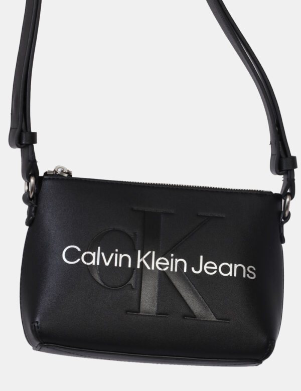 Borsa Calvin Klein Nero - Borsa a tracolla di piccole dimensioni in total nero con logo brand bianco. La bag si compone di u