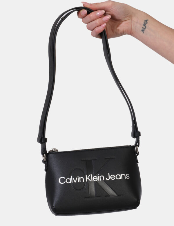 Borsa Calvin Klein Nero - Borsa a tracolla di piccole dimensioni in total nero con logo brand bianco. La bag si compone di u