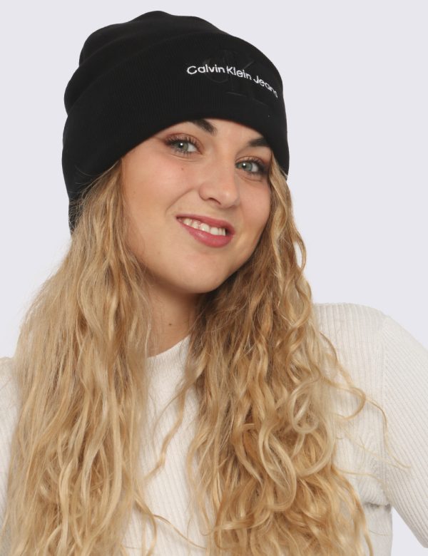 Cappello Calvin Klein nero - COMPOSIZIONE E VESTIBILITÀ:100% cotoneCONSIGLI DI STILE:Cappello modello berretto in total nero