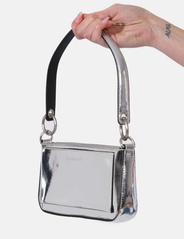 Borsa Calvin Klein Argento - Borsa a mano modello pochette in total argento lucido. L'interno è composto da unico scompartim