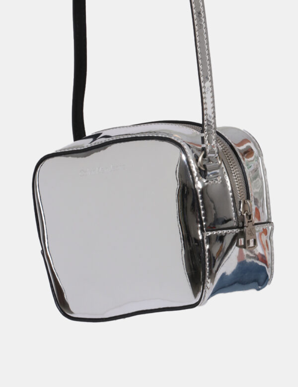 Borsa Calvin Klein Argento - Borsa a tracolla di piccole dimensioni in total argento lucido. La bag si compone di unico scom
