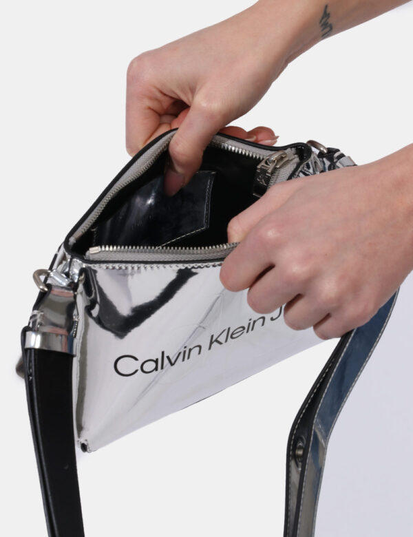 Borsa Calvin Klein Argento - Borsa a tracolla di piccole dimensioni in total argento lucido. La bag si compone di unico scom