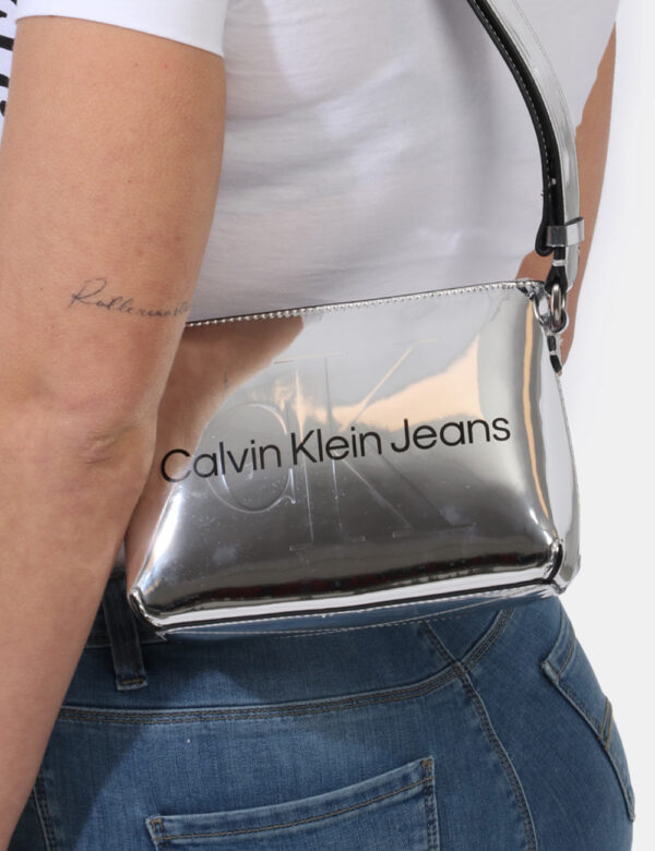 Borsa Calvin Klein Argento - Borsa a tracolla di piccole dimensioni in total argento lucido. La bag si compone di unico scom
