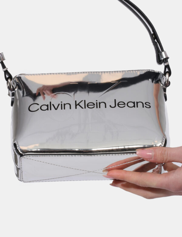 Borsa Calvin Klein Argento - Borsa a tracolla di piccole dimensioni in total argento lucido. La bag si compone di unico scom