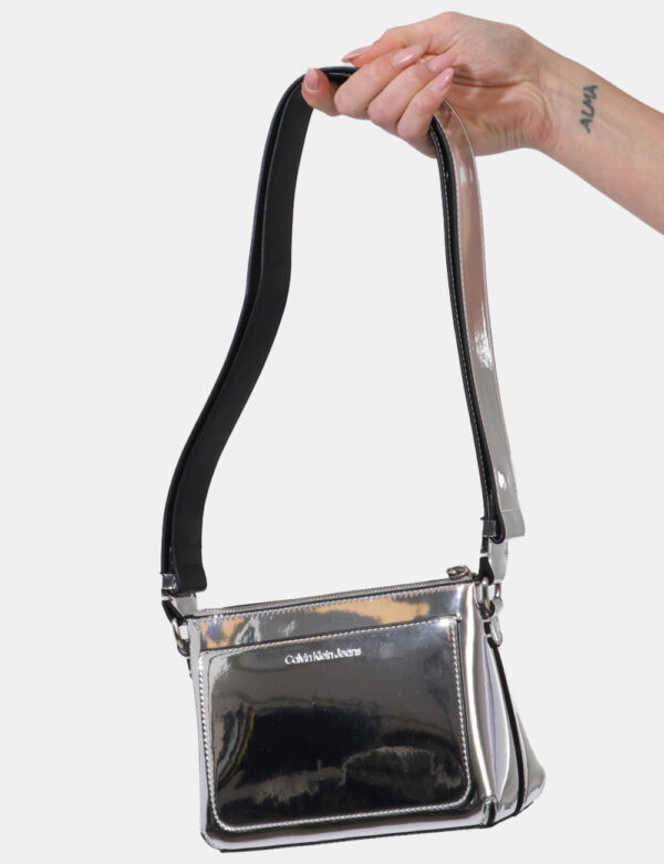 Borsa Calvin Klein Argento - Borsa a tracolla di piccole dimensioni in total argento lucido. La bag si compone di unico scom