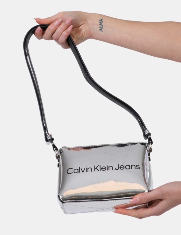 Borsa Calvin Klein Argento - Borsa a tracolla di piccole dimensioni in total argento lucido. La bag si compone di unico scom