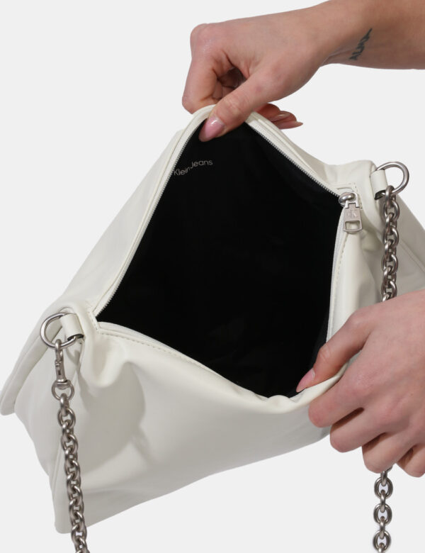 Borsa Calvin Klein Bianco - Borsa a tracolla di medie dimensioni in total bianco panna. La bag si compone di unico scomparti