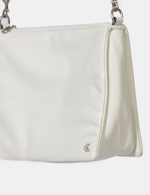 Borsa Calvin Klein Bianco - Borsa a tracolla di medie dimensioni in total bianco panna. La bag si compone di unico scomparti