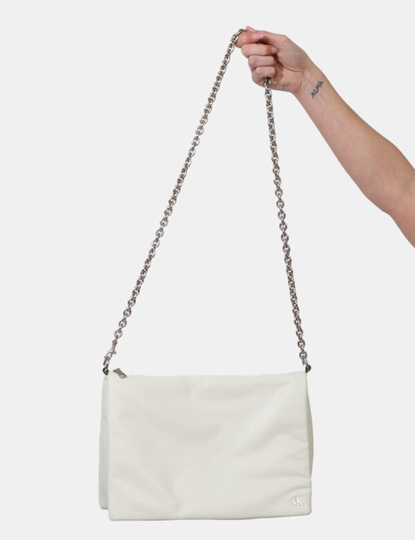 Borsa Calvin Klein Bianco - Borsa a tracolla di medie dimensioni in total bianco panna. La bag si compone di unico scomparti
