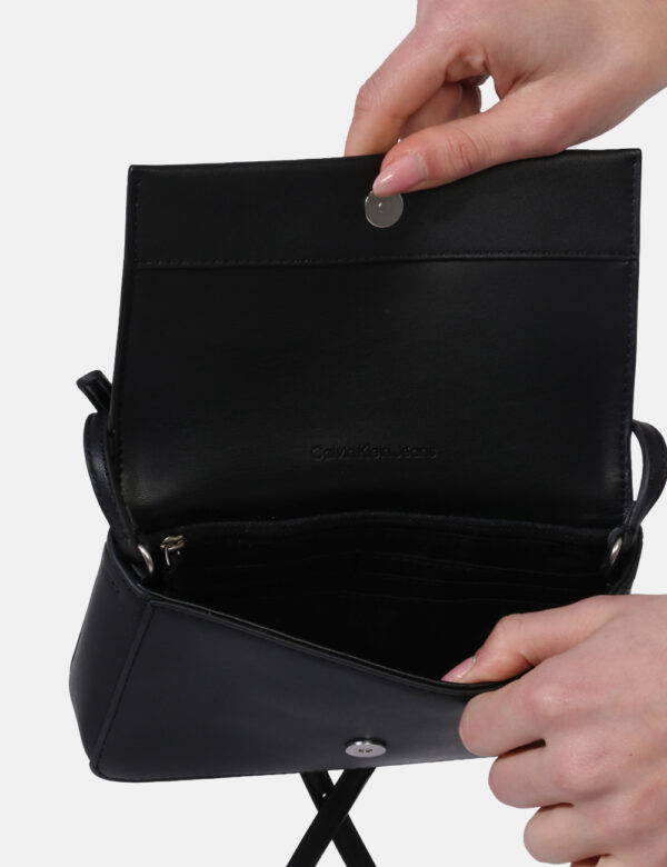 Borsa Calvin Klein Nero - Borsa a tracolla di piccole dimensioni in total nero con logo brand sagomato. La bag si compone di