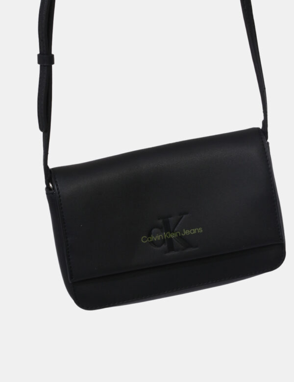 Borsa Calvin Klein Nero - Borsa a tracolla di piccole dimensioni in total nero con logo brand sagomato. La bag si compone di