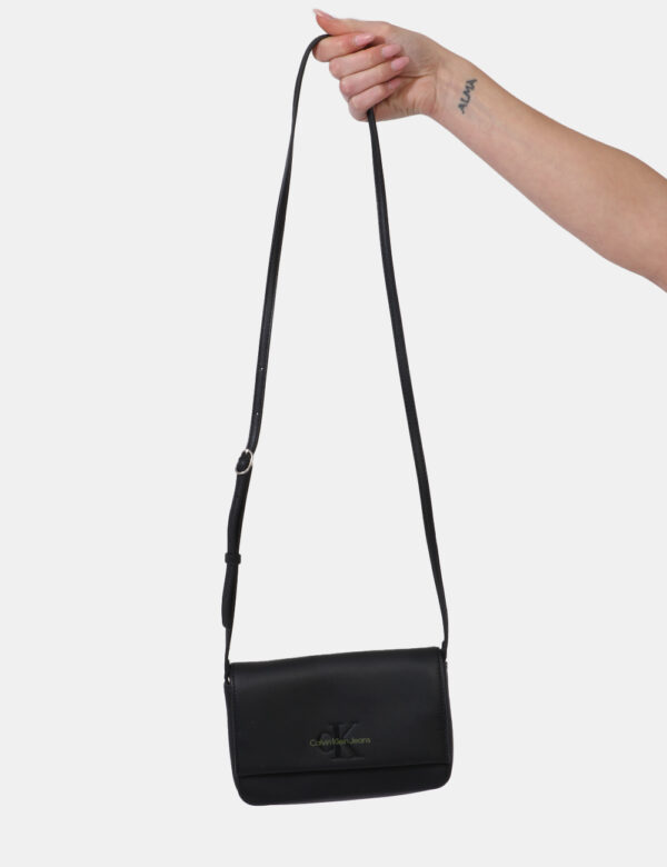 Borsa Calvin Klein Nero - Borsa a tracolla di piccole dimensioni in total nero con logo brand sagomato. La bag si compone di