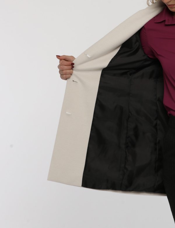 Cappotto Vougue panna - COMPOSIZIONE E VESTIBILITÀ:92% poliestere 8% viscosaLa modella è alta 170 cm e indossa la taglia S.