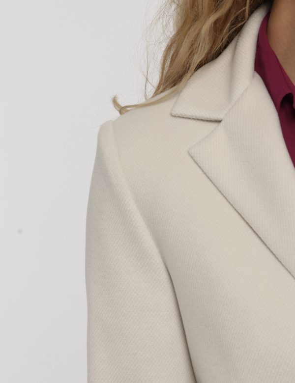 Cappotto Vougue panna - COMPOSIZIONE E VESTIBILITÀ:92% poliestere 8% viscosaLa modella è alta 170 cm e indossa la taglia S.