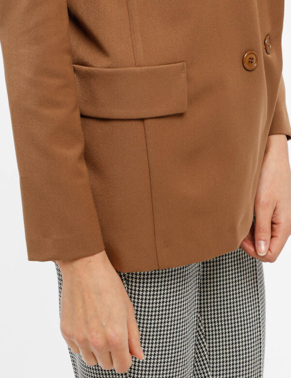Blazer Vougue con tasche finte - 77% poliestere 17% viscosa 6% elastinaLa modella indossa la taglia S e la vestibilità è reg