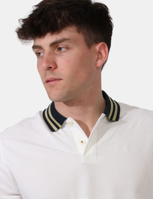 Polo Pepe Jeans Bianco - Polo in total bianco con logo brand ricamato ad altezza cuore. Presente colletto alla peter pan blu