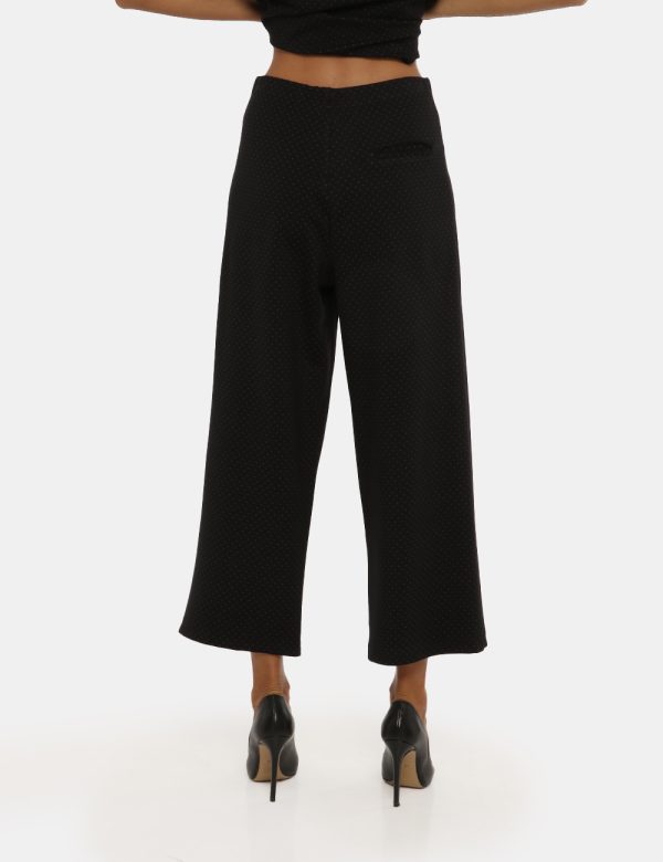 Pantalone Vougue nero - COMPOSIZIONE E VESTIBILITÀ:68% viscosa 27% nylon 5% elastaneLa modella è alta 176 cm e indossa la ta